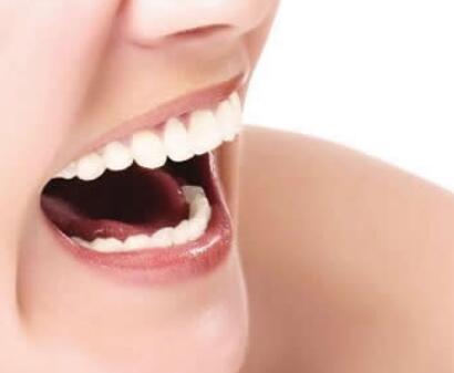 口腔镶牙与种牙哪个好_口腔上下牙齿中间发白