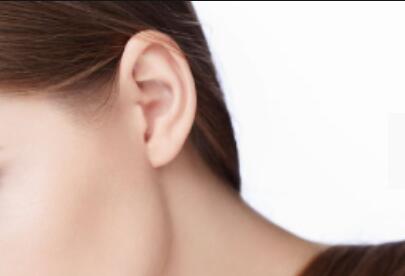 耳朵上长斑是什么原因_再造耳与真耳朵的区别
