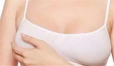哺乳期胸部胀痛不出奶_哺乳期胸部发炎后有个硬块不疼