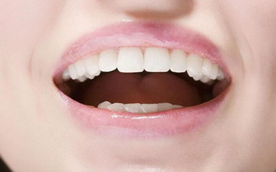拔牙后牙洞有白色一坨不痛_拔牙后牙洞有白色软物掉出