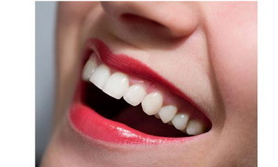 拔牙后旁边牙齿一大块血块悬着_拔牙后边上的牙齿疼含冰水缓解