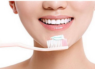 吃东西磨牙齿是怎么回事_瓷贴面和树脂贴面哪个磨牙少