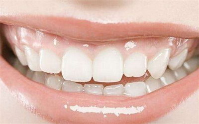 刷完牙后为什么牙龈容易出血_吃东西牙龈会出血是什么原因