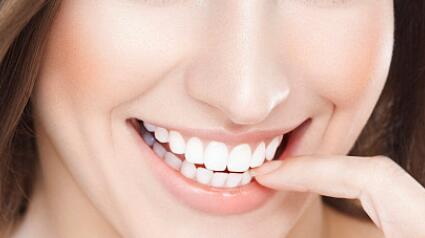 刷牙时牙龈经常出血怎么处理_刷牙时牙龈老出血是怎么回事
