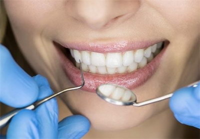 可以主要采用旋转力量拔除的牙齿是_冷光美白和瓷贴面哪个对牙齿伤害小