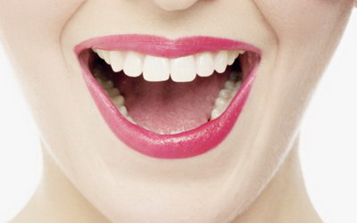 牙齿与牙齿之间有缝隙怎么办(如何处理牙齿间的缝隙)