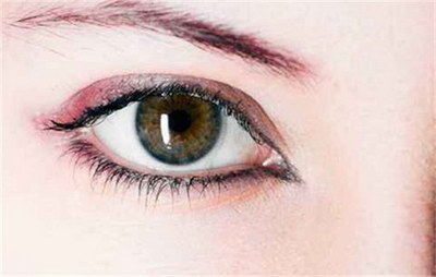 单眼眼睑下垂是什么引起的_双眼皮岁数大了上眼睑下垂