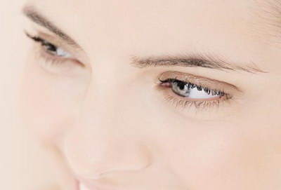 双眼皮手术一个月出现三眼皮是什么原因