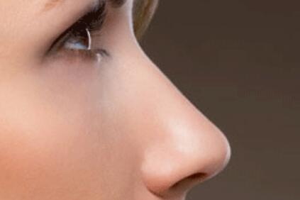 假体隆鼻的效果自然吗_假体隆鼻可以管多少年