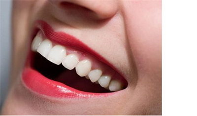 拔完智齿后牙洞成块的白色是什么