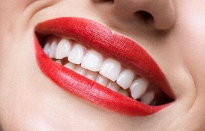 牙齿脱矿和氟斑牙有啥区别(氟斑牙和牙齿脱矿的早期区别)