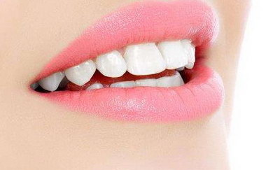 拔牙后照片显示牙槽有白色硬物突出_拔牙后正常的话多久会自动止血