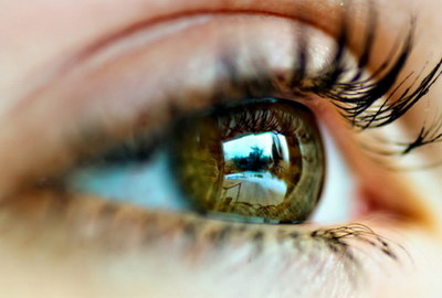 双眼矫正视力是两只眼睛一起看吗_做完近视眼矫正手术后有什么后遗症