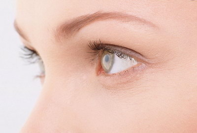 眼睛双眼皮红肿是什么原因(为什么双眼皮会红肿？)