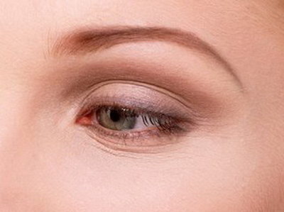 双眼皮一个宽一个窄是什么原因?(双眼皮手术一个月出现三眼皮是什么原因)